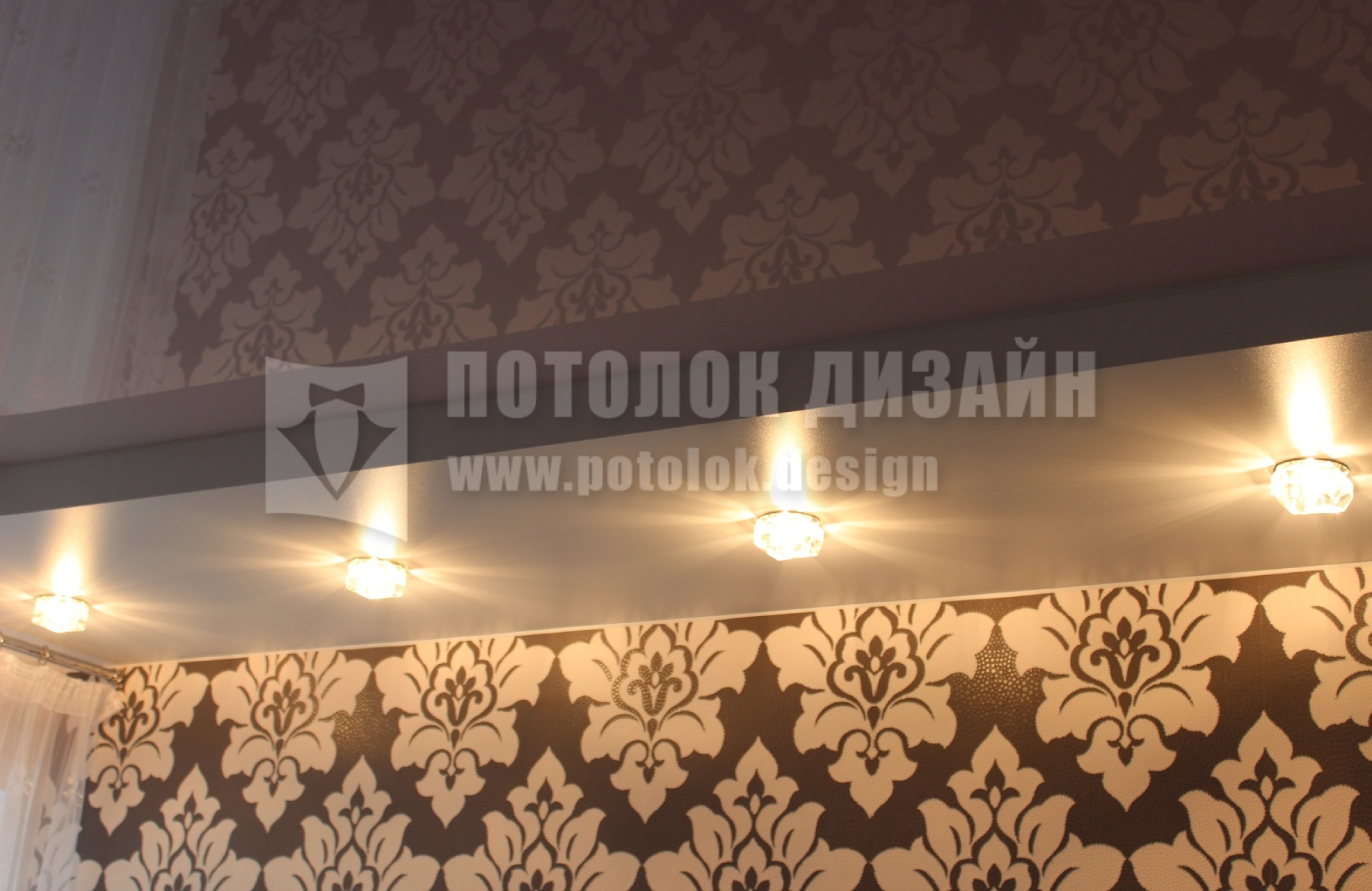 Обои и натяжные потолки